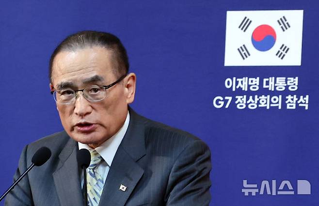 [캘거리=뉴시스] 최진석 기자 = 위성락 국가안보실장이 17일(현지 시간) 캘거리 한 호텔에 차려진 프레스센터 내 중앙기자실에서 이재명 대통령의 주요 7개국(G7) 정상회의 순방 관련 브리핑을 하고 있다. 2025.06.18. myjs@newsis.com