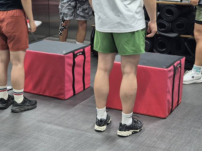 '하버드 스텝 테스트'를 수행하기 위한 스텝 박스 3분 동안 스텝 박스를 일정한 박자에 맞춰 오르내리기를 반복하며 심폐 지구력 능력을 평가한다.