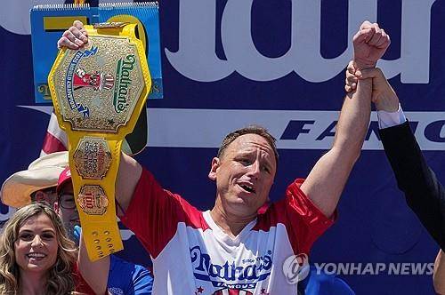 2025 네이선스 핫도그 먹기대회 우승자 체스트넛 [뉴욕 로이터=연합뉴스. 재판매 및 DB 금지]