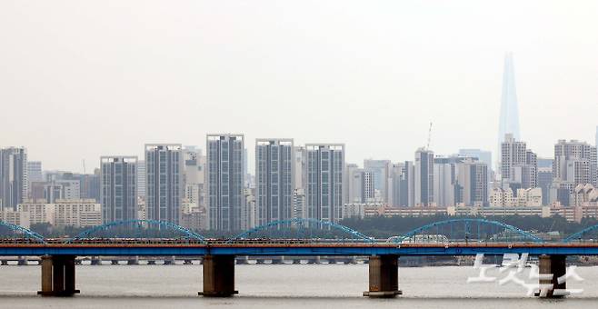 서울 아파트값이 22주 연속 상승했으나 지난달 정부의 고강도 대출 규제 발표 직후 서울의 아파트 매매가격 상승폭이 다소 둔화한 것으로 나타났다. 3일 한국부동산원이 발표한 6월 다섯째 주(6월 30일 기준) 주간 아파트 가격 동향에 따르면 서울 아파트 매매가격은 전주 0.43%에서 0.40%로 상승폭이 소폭 축소됐다. 황진환 기자