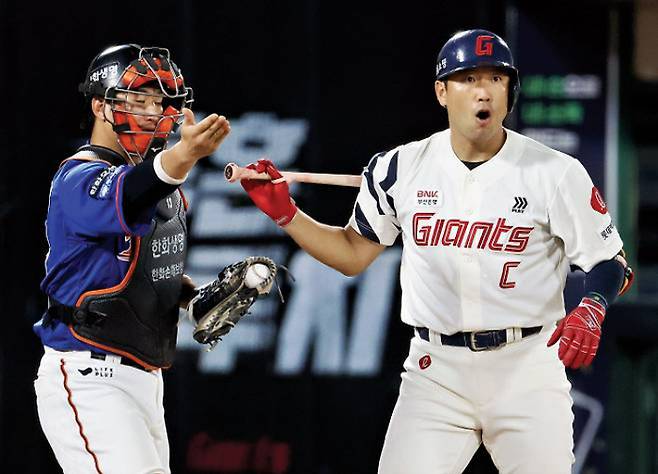 지난해 롯데 전준우(오른쪽)가 부산 사직구장에서 열린 한화와 홈 경기에서 스윙 판정을 받자 황당한 표정을 짓는 모습. 연합뉴스