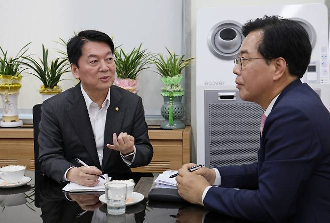 송언석 비상대책위원장 만난 안철수 의원     (서울=연합뉴스) 박동주 기자 = 국민의힘 송언석 비상대책위원장 겸 원내대표(오른쪽)와 국민의힘 혁신위원장으로 내정된 안철수 의원이 2일 오후 국회 본청 원내 대표실에서 만나 대화하고 있다. 2025.7.2 [공동취재]     pdj6635@yna.co.kr (끝)   <저작권자(c) 연합뉴스, 무단 전재-재배포, AI 학습 및 활용 금지> 연합뉴스