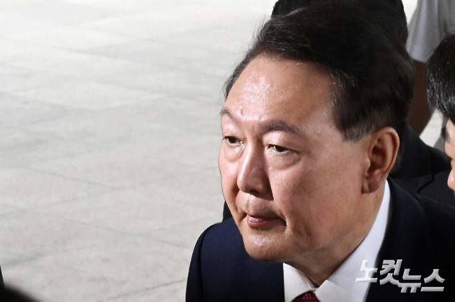 윤석열 전 대통령이 5일 오전 서울 서초구 서울고검 청사에 마련된 내란특검에 2차 소환 조사에 출석하고 있다. 당초 윤 전 대통령은 특검팀이 오전 9시까지 출석해달라고 통보하자, 오전 10시에 출석하겠다며 조율을 시도했다가 거부됐다. 박종민 기자