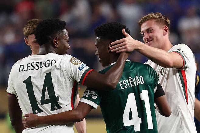 동료가 될 첼시 선수들과 인사하는 에스테방(가운데). 연합뉴스