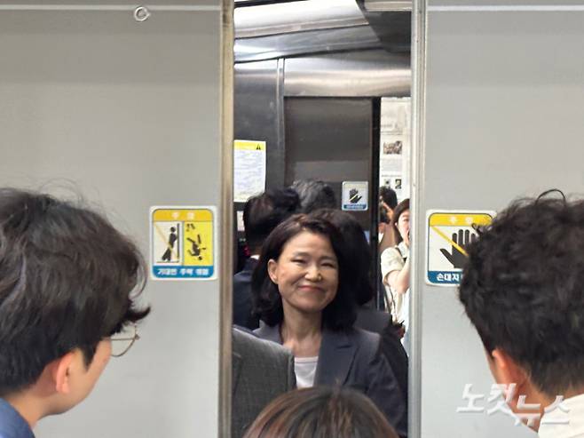 경찰 조사를 받기 위해 엘리베이터에 탄 이진숙 방송통신위원장. 김미성 기자