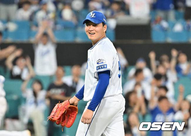 [OSEN=대구, 이석우 기자] 4일 대구삼성라이온즈파크에서 2025 신한 SOL 뱅크 KBO 리그 삼성 라이온즈와 LG 트윈스의 경기가 열렸다. 홈팀 삼성은 이승현이, 방문팀 LG는 송승기가 선발 출전했다. 삼성 라이온즈 이승현이 8회초 1사 1루 LG 트윈스 김주성을 1루수 직선타로 병살로 잡고 미소 짓고 있다. 2025.07.04 / foto0307@osen.co.kr