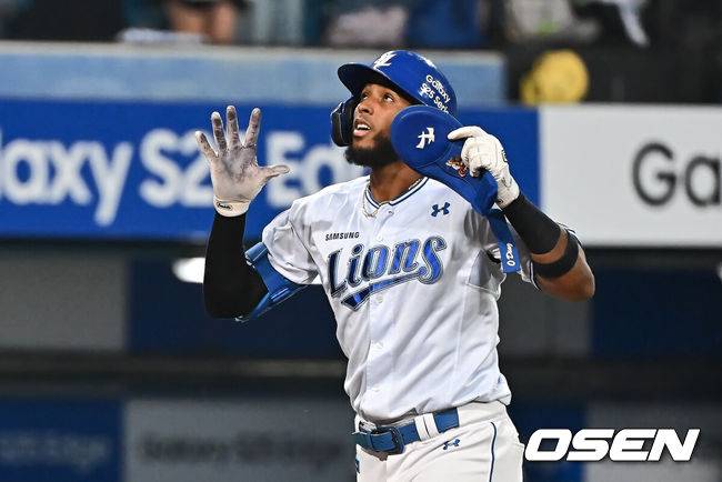 [OSEN=대구, 이석우 기자] 27일 대구삼성라이온즈파크에서 2025 신한 SOL 뱅크 KBO 리그 삼성 라이온즈와 롯데 자이언츠의 경기가 열렸다. 홈팀 삼성은 후라도가, 방문팀 롯데는 감보아가 선발 출전했다. 삼성 라이온즈 디아즈가 7회말 1사 1루 우월 2점 홈런을 치고 세리머니를 하고 있다. 2025.05.27 / foto0307@osen.co.kr