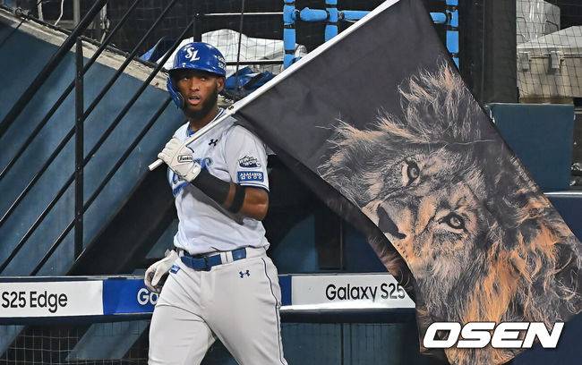 [OSEN=대구, 이석우 기자] 27일 대구삼성라이온즈파크에서 2025 신한 SOL 뱅크 KBO 리그 삼성 라이온즈와 롯데 자이언츠의 경기가 열렸다. 홈팀 삼성은 후라도가, 방문팀 롯데는 감보아가 선발 출전했다. 삼성 라이온즈 디아즈가 7회말 1사 1루 우월 2점 홈런을 치고 강민호에게 사자 깃발을 들고 기뻐하고 있다. 2025.05.27 / foto0307@osen.co.kr