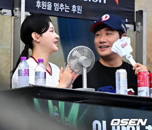 [OSEN=잠실, 지형준 기자] 3일 오후 서울 잠실구장에서 ‘2025 신한 SOL Bank KBO리그’ 두산 베어스와 삼성 라이온즈의 경기가 열렸다.두산은 곽빈, 삼성은 최원태가 선발로 나섰다.김다영, 배성재 아나운서 부부가 경기를 관전하고 있다. 2025.07.03 /jpnews@osen.co.kr