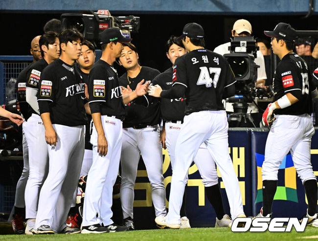 [OSEN=잠실, 지형준 기자] 4일 오후 서울 잠실구장에서 ‘2025 신한 SOL Bank KBO리그’ 두산 베어스와 KT 위즈의 경기가 열렸다.두산은 잭로그, KT는 오원석이 선발로 나섰다.6회말 수비를 마친 KT 오원석이 동료선수들과 하이파이브를 하고 있다. 2025.07.04 /jpnews@osen.co.kr