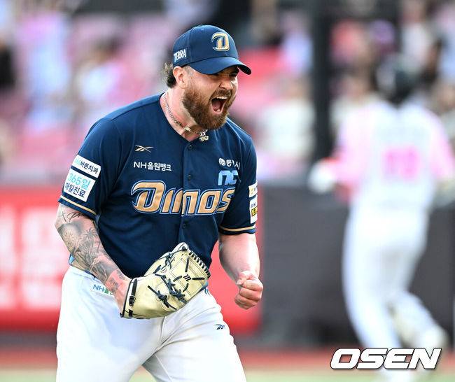 [OSEN=수원, 이대선 기자] 22일 오후 수원 KT위즈파크에서 2025 신한 SOL Bank KBO리그 KT 위즈와 NC 다이노스의 경기가 열렸다.KT는 쿠에바스, NC는 로건을 선발투수로 내세웠다5회말 2사 만루에서 NC 로건이 KT 김민혁을 외야플라이로 처리하고 환호하고 있다. 2025.06.22 /sunday@osen.co.kr