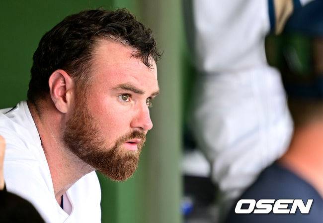 [OSEN=타이난(대만), 최규한 기자] 프로야구 NC 다이노스가 25일(한국시간) 대만 타이난 아시아-태평양 국제야구센터에 대만 프로야구팀 푸방 가디언스와 연습경기를 가졌다.NC CAMP 2 타이난은 총 41명의 선수가 참여한다. 내달&nbsp;4일까지 대만프로야구(CPBL) 팀들과&nbsp;8경기 평가전을 통해 실전 감각을 끌어올릴 예정이다.NC 선발 로건 앨런이 투구를 마친 뒤 더그아웃에서 그라운드를 바라보고 있다. 2025.02.25 / dreamer@osen.co.kr