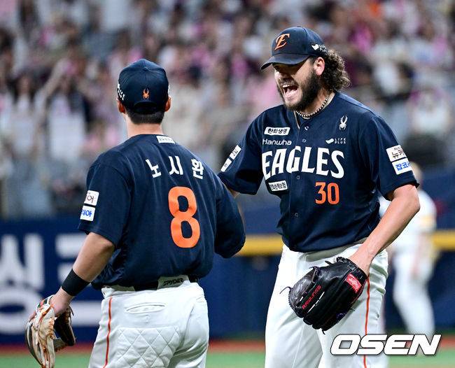 5회말 무사 1루 상황 키움 전태현의 번트 타구를 병살로 이끈 한화 선발 폰세가 3루수 노시환과 인사를 나누고 있다.