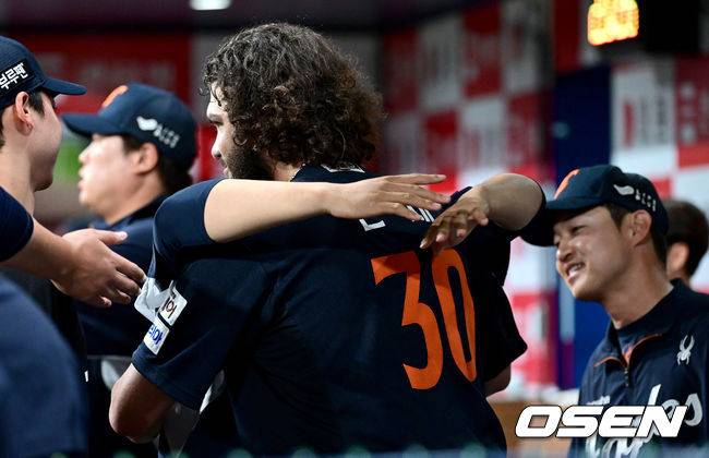 그림자처럼 폰세의 곁을 지킨 통역 김지환 씨(오른쪽).