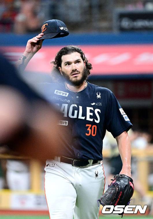 3루 한화 팬들의 환호에 모자를 벗어 인사를 전하는 코디 폰세.