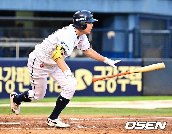 [OSEN=잠실, 지형준 기자] 5일 오후 서울 잠실구장에서 ‘2025 신한 SOL Bank KBO리그’ 두산 베어스와 KT 위즈의 경기가 열렸다.두산은 최원준, KT는 쿠에바스를 선발로 내세웠다.5회말 1사 3루에서 두산 정수빈이 1타점 우전 적시타를 날리고 있다. 2025.07.05 /jpnews@osen.co.kr