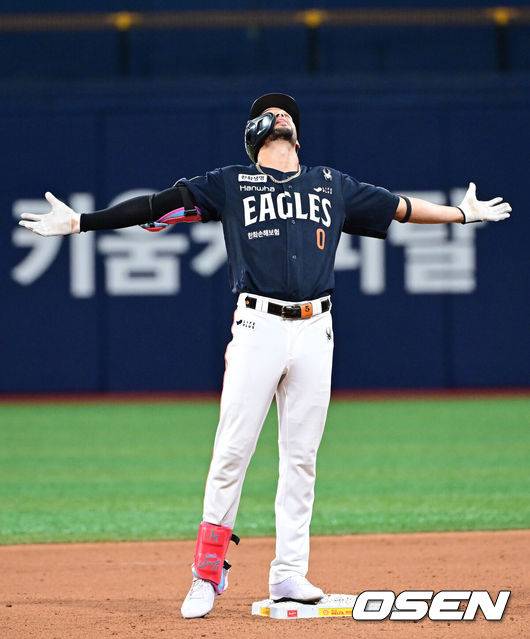 [OSEN=고척, 최규한 기자] 5일 서울 고척스카이돔에서 ‘2025 신한 SOL Bank KBO리그’ 키움 히어로즈와 한화 이글스의 경기가 열렸다.홈팀 키움은 라클란 웰스, 방문팀 한화는 류현진을 선발로 내세웠다.9회초 1사 2루 상황 한화 리베라토가 다시 앞서가는 중견수 키를 넘기는 1타점 2루타를 날리고 2루에 안착해 기뻐하고 있다. 2025.07.05 / dreamer@osen.co.kr