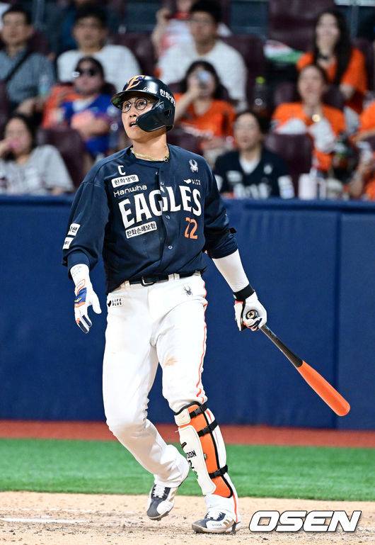 [OSEN=고척, 최규한 기자] 5일 서울 고척스카이돔에서 ‘2025 신한 SOL Bank KBO리그’ 키움 히어로즈와 한화 이글스의 경기가 열렸다.홈팀 키움은 라클란 웰스, 방문팀 한화는 류현진을 선발로 내세웠다.8회초 2사 1루 상황 한화 채은성이 역전 좌월 투런포를 날리고 있다. 2025.07.05 / dreamer@osen.co.kr