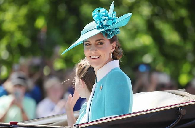 영국 왕세자 부인 케이트 미들턴이 지난 6월14일 영국 왕실 행사 참석을 위해 이동하고 있다. 왼쪽의 여자아이는 딸인 샬롯(10) 공주. 게티이미지 제공