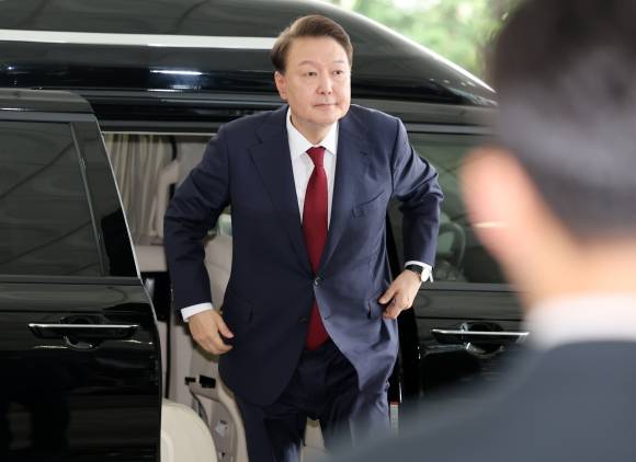 내란 특검 대면조사 출석하는 윤석열 전 대통령 - 윤석열 전 대통령이 지난달 28일 오전 대면 조사를 받기 위해 서울 서초구 서울고검에 마련된 내란특검 사무실로 출석하고 있다. 뉴시스