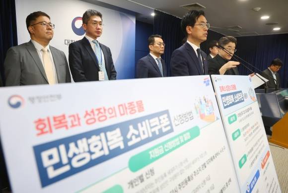 김민재 행정안전부장관 직무대행이 5일 정부서울청사 브리핑룸에서 민생회복 소비쿠폰 1차 지급계획을 발표하고 있다.  2025.7.5 연합뉴스