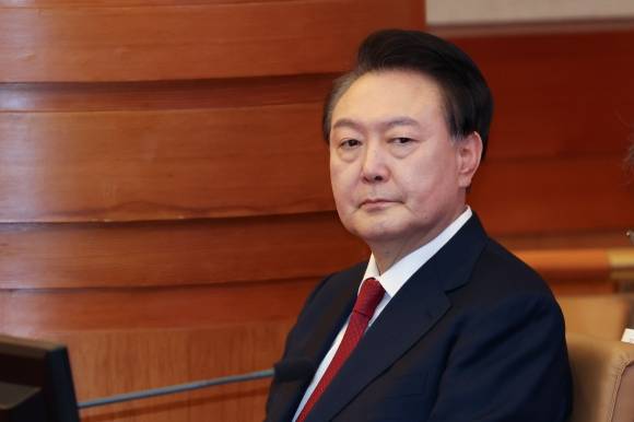 계엄사태 이후 첫 공개석상 나선 윤석열 대통령 - 윤석열 대통령이 21일 오후 서울 종로구 헌법재판소에서 열린 탄핵심판 3차 변론에 출석해 피청구인 좌석에 앉아있다. 2025.1.21 연합뉴스