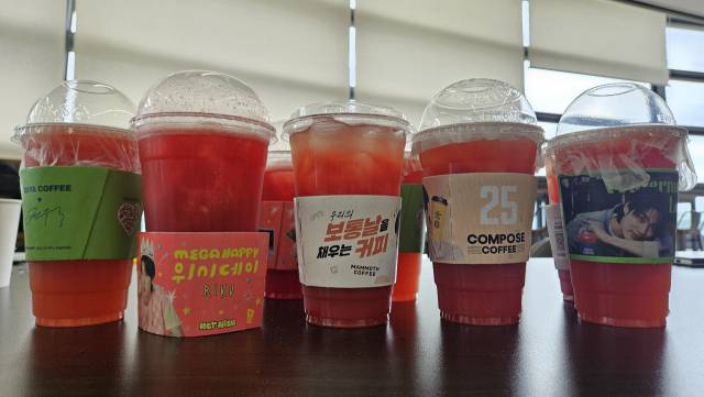 프랜차이즈 카페별 수박주스 4종 비교. 분홍색 컵홀더가 메가커피의 '꿀수박주스'. 김남명 기자