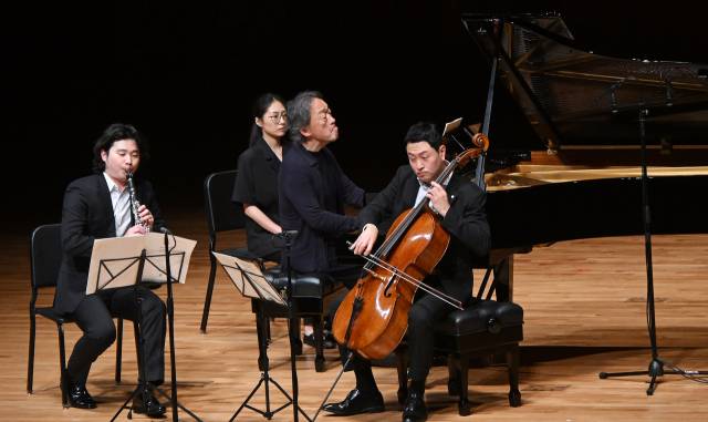 정명훈(피아노)과 김한(클라리넷), 송영훈(첼로)이 3일 서울 서초구 예술의전당에서 열린 서울경제신문 창간 65주년 ‘정명훈과 비르투오지’ 공연에서 베토벤의 ‘클라리넷 트리오 Bb장조 작품번호 11번’을 연주하고 있다. 오승현 기자 2025.07.03