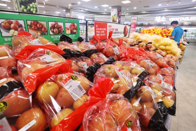 지난달 26일 서울의 한 대형마트에 진열된 사과. 연합뉴스