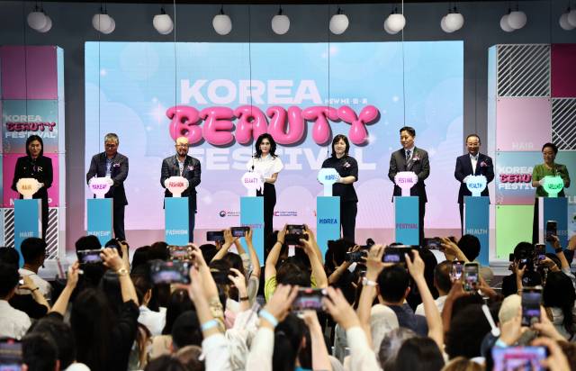 장미란 문화체육관광부 2차관, 서영충 한국관광공사 사장직무대행, 이부진 한국방문위원장 등이 지난 6월 19일 서울 동대문디자인플라자(DDP)에서 열린 ‘2025 코리아뷰티페스티벌’ 개막식 세리머니를 하고 있다. 연합뉴스
