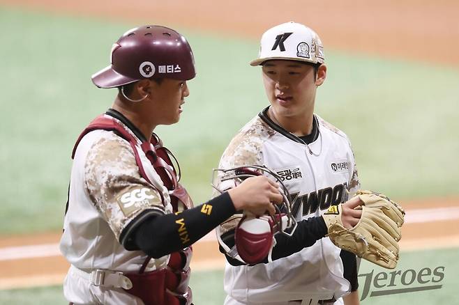 ▲ 키움의 \'전체 1순위 유망주\' 정현우가 8일 고척스카이돔에서 LG 트윈스를 상대로 1군 복귀전을 치렀다. 포수 김건희와 대화하는 정현우. ⓒ 키움 히어로즈