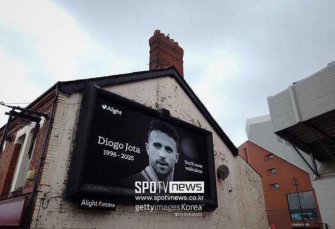 ▲ 조타는 사고가 일어나기 약 2주 전에 오랜 연인과 결혼식을 올린 것으로 알려져 안타까움을 더했다. 슬하에 자녀 셋을 둔 루테 카르도소와 지난달 22일 결혼식을 올렸는데 신혼 생활을 시작한 지 불과 열하루 만에 참변을 입은 것이다.