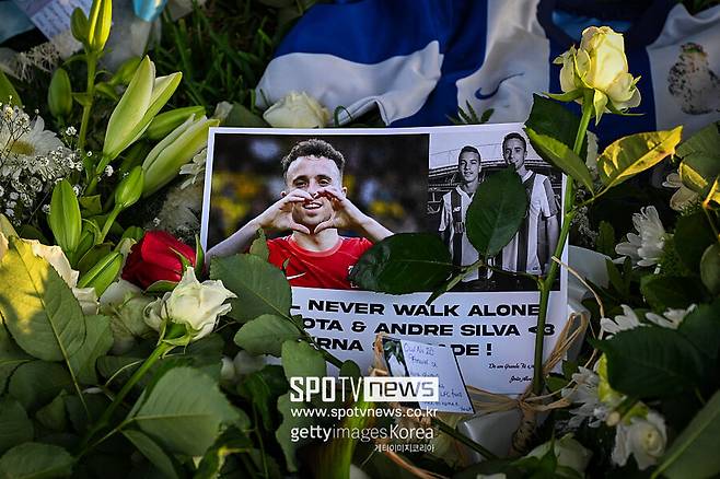 ▲ 팬들은 조타가 본인 SNS에 카르도소와 나란히 결혼 반지를 낀 사진을 첨부한 게시글에 들어가 7만 개가 넘는 추모 댓글을 달고 있다. 너무나 이른 나이에 세상을 등진 포르투갈 국적, 리버풀 민완 공격수의 죽음을 애통해 했다.