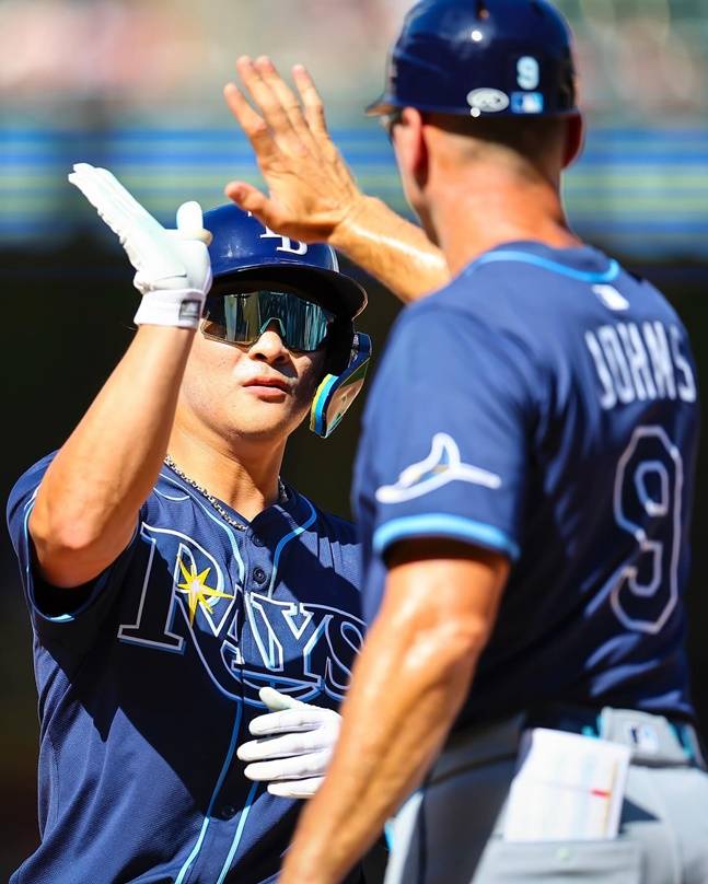 안타를 날린 김하성(왼쪽)이 코치와 하이파이브를 하고 있다. /사진=탬파베이 레이스 공식 SNS