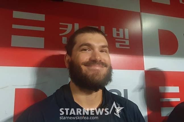 한화 외국인 투수 코디 폰세가 4일 고척 키움전을 승리로 이끈 뒤 취재진과 인터뷰에 응했다. /사진=김동윤 기자