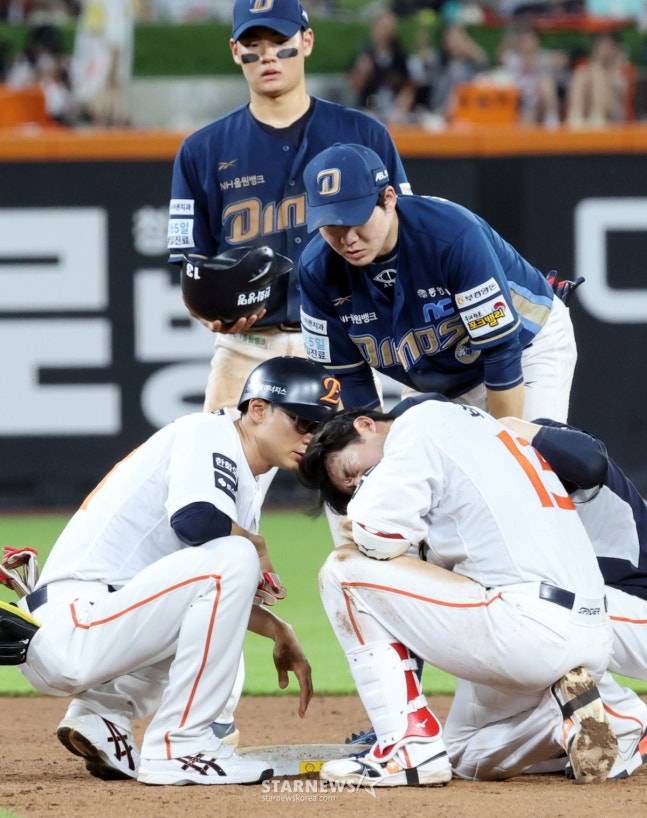 한화 8번타자 최재훈이 3일 대전한화생명볼파크에서 2025KBO리그 한화이글스와 NC다이노스의 경기 4회말 2루타를 치고 2루에서 헤드퍼스트슬라이딩을 한 후 고통을 호소하다 교체되고 있다.  /사진=강영조 선임기자