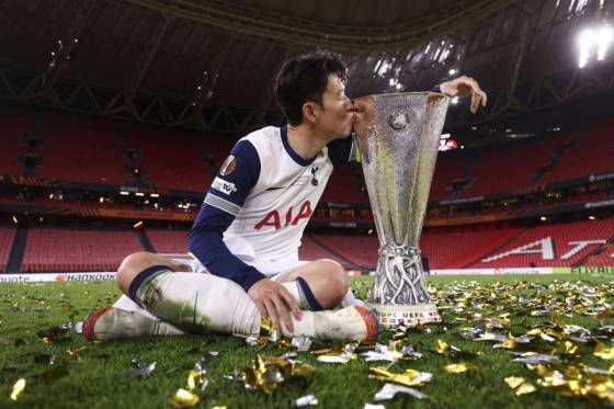 유로파리그 트로피에 입을 맞추는 손흥민. /사진=토트넘 홋스퍼 공식 사회관계망서비스(SNS)