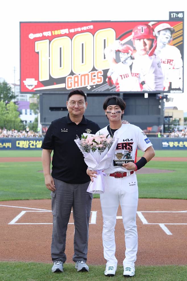 KIA 타이거즈 심재학(왼쪽) 단장과 박찬호. /사진=KIA 타이거즈 제공