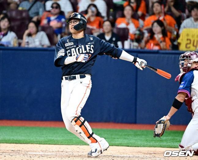 한화 채은성이 5일 고척 키움전 8회초 2사 1루에서 좌월 역전 투런포를 날리고 있다.