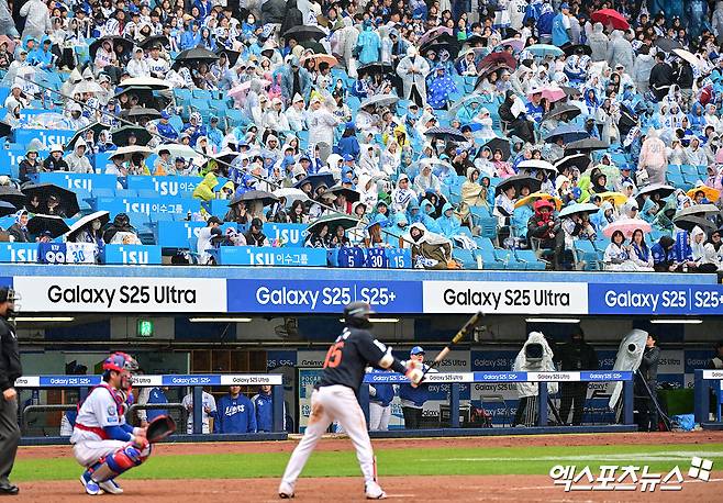 지난 4월 5일 오후 대구삼성라이온즈파크에서 열린 2025 신한 SOL Bank KBO리그 한화 이글스와 삼성 라이온즈의 경기, 5회초 비가 내리는 가운데 관중들이 우산을 쓰고 경기를 관람하고 있다. 엑스포츠뉴스 DB
