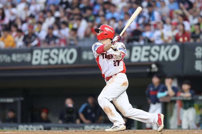 5일 오후 광주-KIA챔피언스필드에서 열린 '2025 신한 SOL Bank KBO리그' 롯데 자이언츠와 KIA 타이거즈의 경기, 5회말 무사 만루 KIA 김호령이 만루홈런을 때리고 있다. KIA 타이거즈