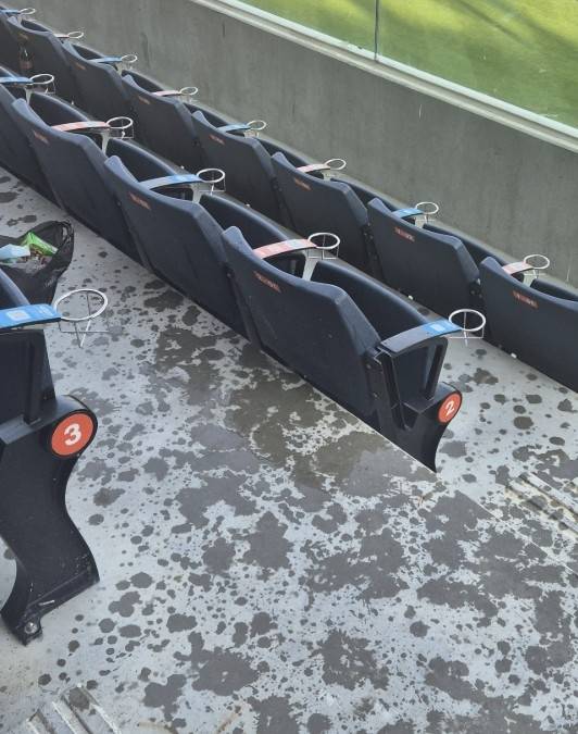 수영장 물 떨어지는 관중석 [사회관계망서비스 갈무리. 재판매 및 DB 금지]