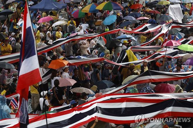 패통탄 총리 퇴진 요구 집회 [EPA 연합뉴스 자료사진. 재배포 및 판매 금지]