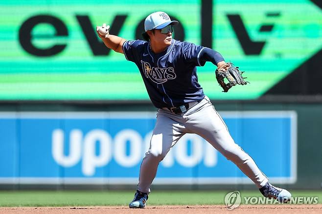 탬파베이 유격수 김하성 (미니애폴리스 Imagn Images=연합뉴스) 탬파베이 김하성이 5일(한국시간) 미국 미네소타주 미니애폴리스 타깃필드에서 열린 미네소타와 방문 경기에 유격수로 선발 출전해 송구하고 있다.