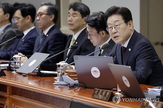 이재명 대통령 국무회의 발언 (서울=연합뉴스) 홍해인 기자 = 이재명 대통령이 5일 서울 용산 대통령실 청사에서 열린 국무회의에서 발언하고 있다. 2025.7.5 [대통령실통신사진기자단] hihong@yna.co.kr