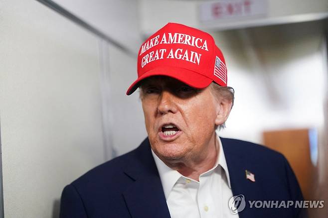 도널드 트럼프 미국 대통령 (에어포스원 기내 = 로이터 연합뉴스) 2025년 7월 4일 미국 뉴저지주로 비행중인 에어포스원 기내에서 도널드 트럼프 대통령이 기자들에게 얘기하고 있다. (REUTERS/Nathan Howard) 2025.7.5.