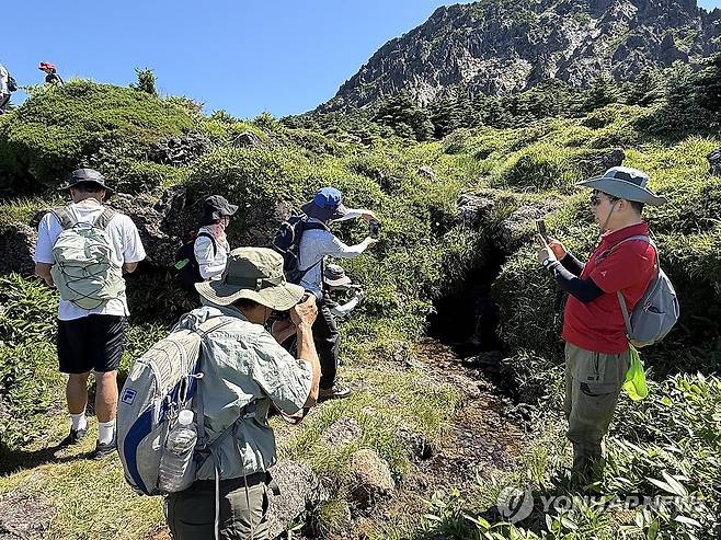 한라산 백록샘 (제주=연합뉴스) 백나용 기자 = 제주도는 국가유산청과 함께 제주 국가유산 방문의 해를 기념해 7일부터 오는 24일까지 사전 신청자에 한해 국내 최고 높이 샘인 한라산 '백록샘'을 민간에 공개한다고 5일 밝혔다. 사진은 프로그램 시작에 앞서 5일 이뤄진 전문가·언론 대상 백록샘 공개 행사. 2025.7.5 dragon.me@yna.co.kr