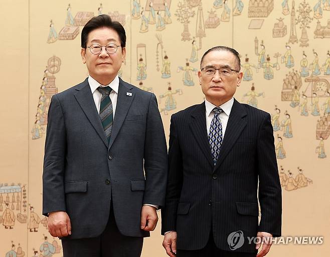 이재명 대통령, 국가안보실장 임명장 수여 (서울=연합뉴스) 한상균 기자 = 이재명 대통령이 4일 용산 대통령실에서 위성락 국가안보실장에게 임명장을 수여한 후 기념촬영을 하고 있다. 2025.7.4 [대통령실통신사진기자단] xyz@yna.co.kr