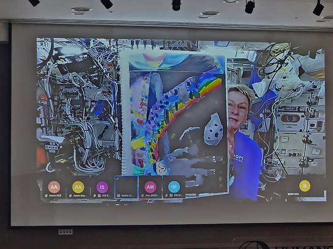 ISS에서 '우주의 비밀 열쇠, 우주의 돌' 그림 소개하는 페기 윗슨 사령관 [촬영 조승한]