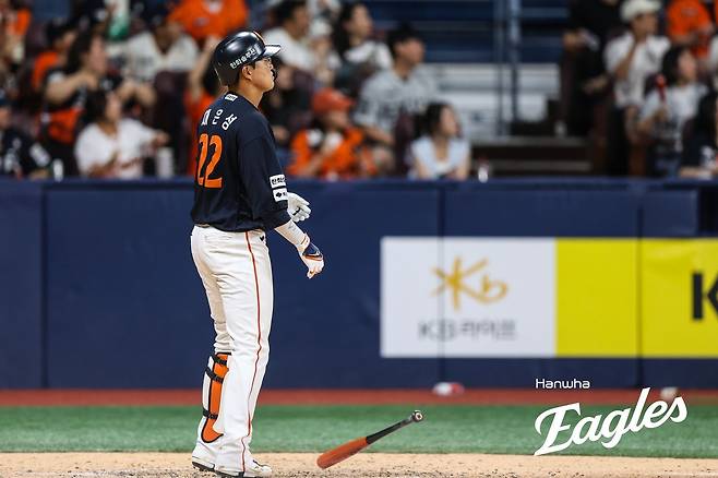 8회 홈런을 치고 타구를 바라보는 한화 채은성 [한화 이글스 제공. 재판매 및 DB 금지]